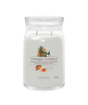 Scopri Yankee Candle Woodland Weekend Memories: una fragranza dolce e speziata con note di ambra, frutti autunnali e cocco. Atmosfera unica e naturale.