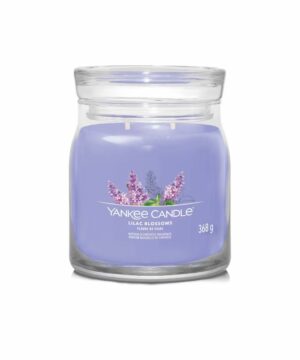 Aggiungi un tocco di freschezza floreale alla tua casa con Yankee Candle Lilac Blossoms, per un'atmosfera accogliente e profumata.