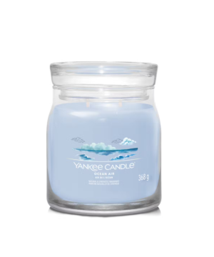 Candela Yankee Candle Ocean Air con note di ozono, mughetto e legno di cedro, disponibile da Orchideanuccio Tricase.